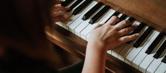 Best Piano Lesson Apps for iPhone and Android (and When an App Isn't Enough)
