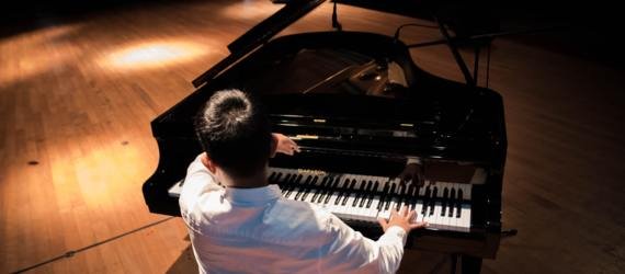 How Can Piano Teachers Deal with the Current Situation of COVID-19