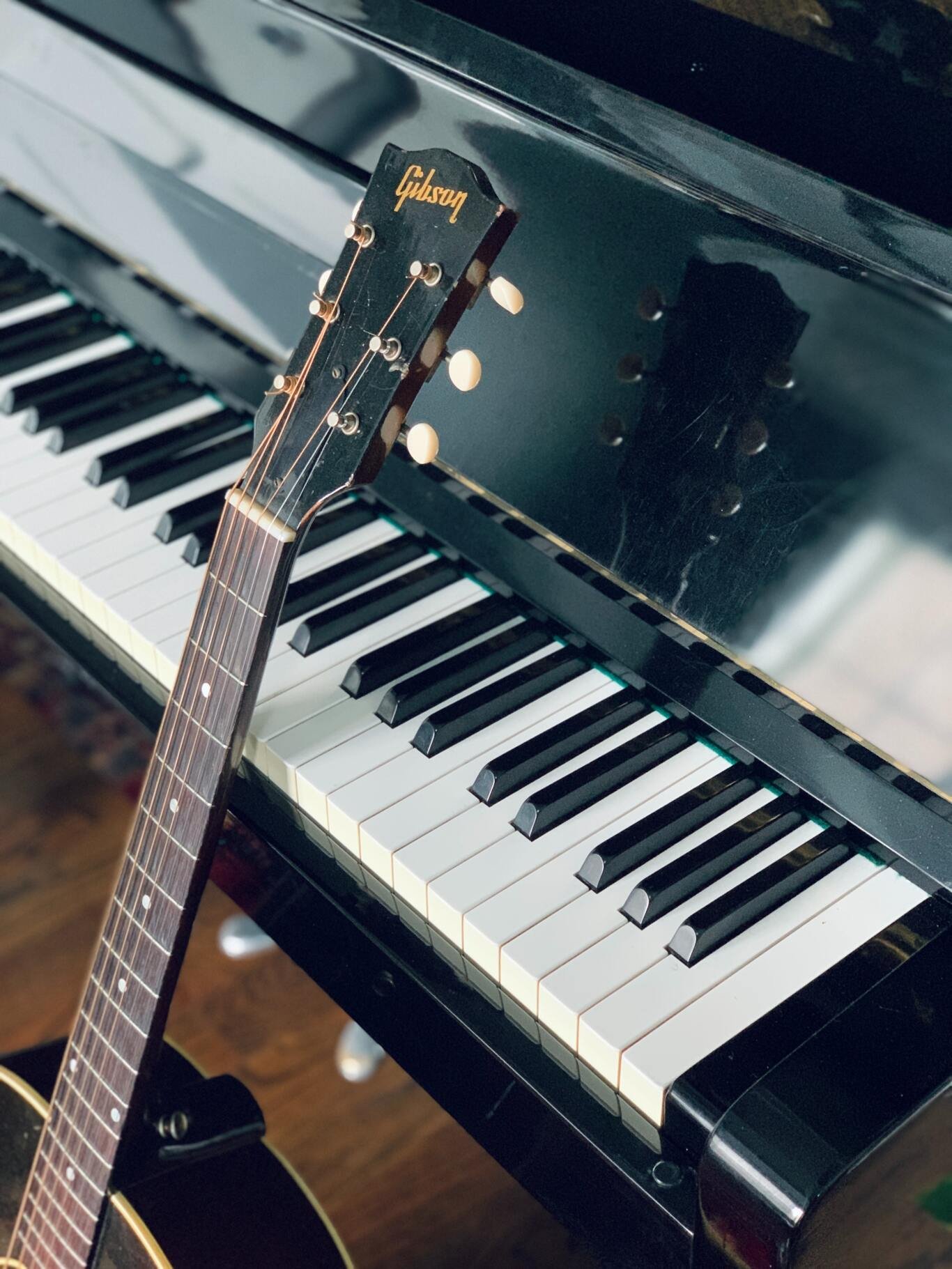 piano-vs-guitar.jpg