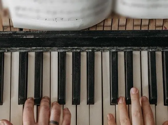 15 Easy Piano Songs You Can Practice As a Beginner
