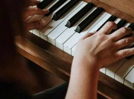 Best Piano Lesson Apps for iPhone and Android (and When an App Isn't Enough)